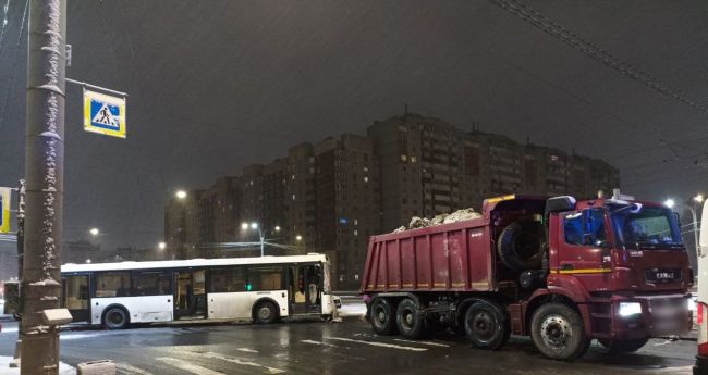 Автобус и грузовик не поделили перекрёсток в Приморском районе  Утро вторника в Петербурге началось с..