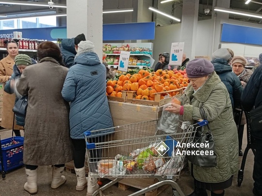 До Нового года остались считанные дни, и в магазинах уже царит предпраздничный ажиотаж. 
Люди выстраиваются..