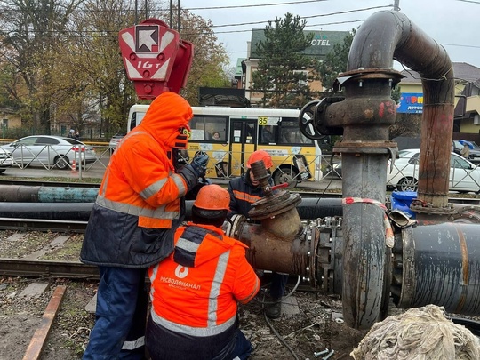 Автомобильную покрышку и 1,5 кубометра влажных салфеток нашли в трубах при ликвидации провала на..