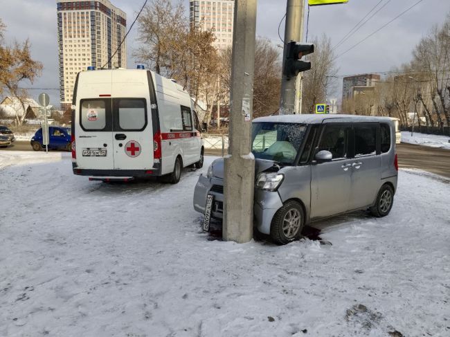 Мужчина за рулём минивэна въехал в световую опору, сообщили в ГАИ Новосибирска  Авария произошла вчера жднём..