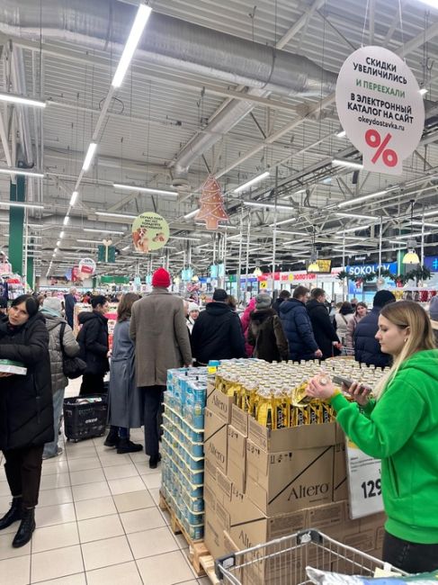 🤯 Началось! В Ленте на Шолохова не протолкнуться. Все копили свои зарплаты и теперь начали закупаться к..