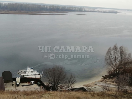 В селе Переволоки Сызранского района, после повреждения, постепенно тонет небольшой катер.  С высоты горы у..