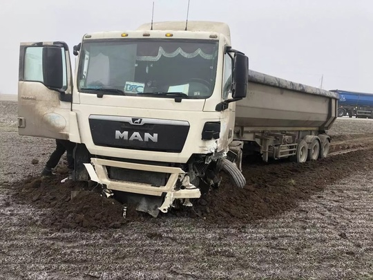 Легковушка на трассе Волгодонск — Каменск-Шахтинский влетела под фуру. Один человек погиб.  Кроссовер Renault..