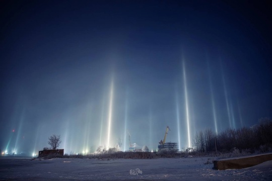 💙Сегодня ночью в небе над Нижегородской областью можно увидеть световые столбы.  Фото: Ян Кемпи 
Кто тоже..