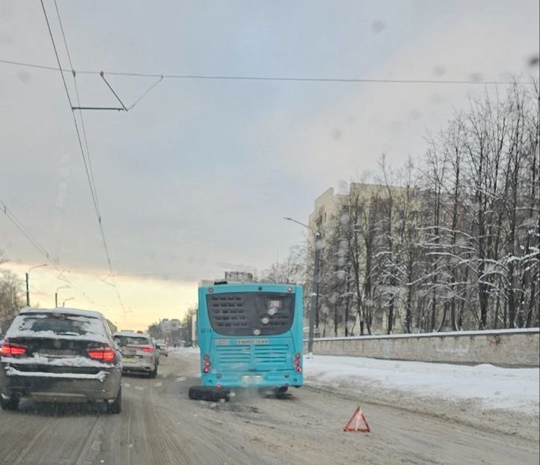 Лазурный автобус буквально начал разваливаться на ходу, потеряв колёса спереди и сзади. Инцидент произошёл..