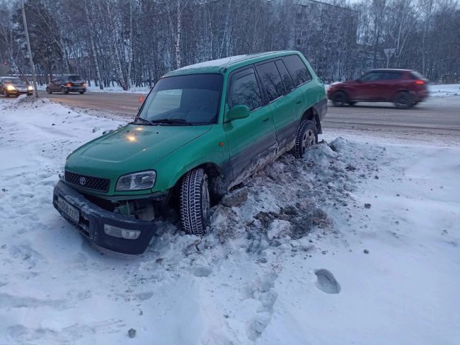 В Бердске пьяный водитель Toyota RAV4 врезался в столб и зацепив попутный авто, улетел на обочину  По словам..