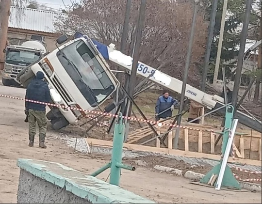 На Левобережной во время стройки сорвался автокран и травмировал рабочего  28-летний мужчина доставлен в..