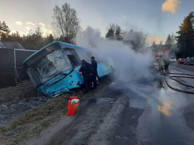 Под Петербургом столкнулись легковушка и лазурный автобус  Последний день 2024-го не обошёлся без очередного..