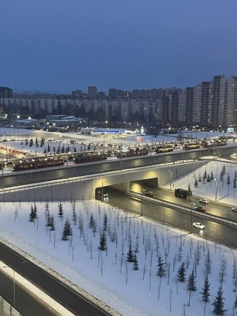 Встали трамваи на проспекте Победы. Затор случился прямо у развязки с Вознесенским трактом.  О причине не..