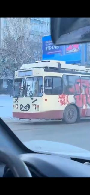 🚎 Суровый троллейбус на улицах Челябинска: хулиганы устроили арт-акцию?  Челябинцы заметили необычный..