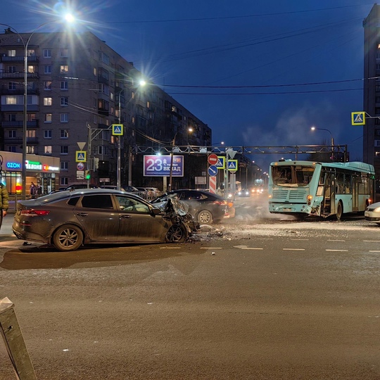 В Колпино KIA на полном ходу протаранила лазурный автобус  Накануне вечером, около 18:00, на перекрёстке улицы..