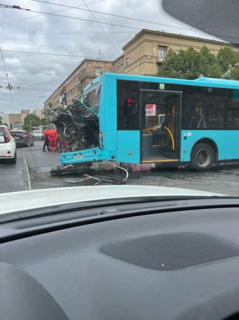 Лазурный автобус буквально начал разваливаться на ходу, потеряв колёса спереди и сзади. Инцидент произошёл..