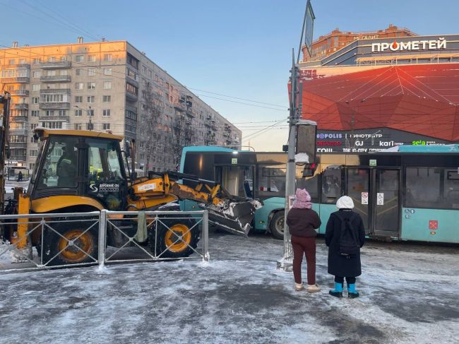 В Петербурге разбушевалась снегоуборочная техника: в Калининском районе трактор протаранил лазурный..