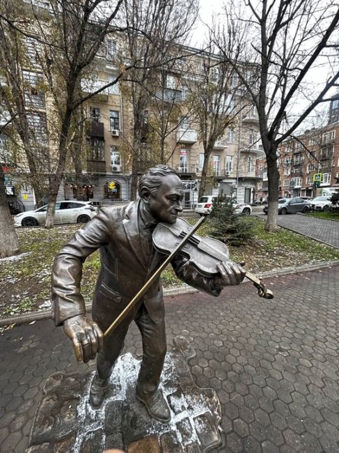 ❄ На этот раз зима в Ростове наступила вовремя. Уже утром 2 января снег, наконец, покрыл землю в городе.  Фото:..