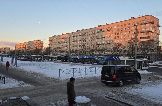 Утро в Петербурге началось не с кофе, а с очередного сгоревшего лазурного автобуса. В этот раз общественный..