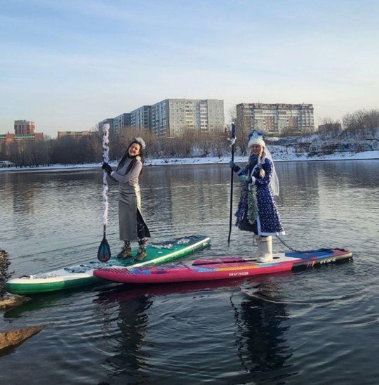 Новогодний заплыв на сапах устроили в Красноярске.  Деды морозы и снегурочки высадились у маяка на..