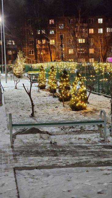 вот такая красота на Южном шоссе💙 
Жители самого красивого двора в городе снова украсили свой двор к Новому..