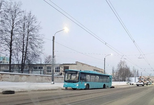 Лазурный автобус буквально начал разваливаться на ходу, потеряв колёса спереди и сзади. Инцидент произошёл..