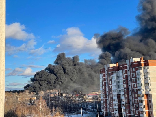 В МЧС сообщили о пожаре в цехе по производству полистирола на улице..