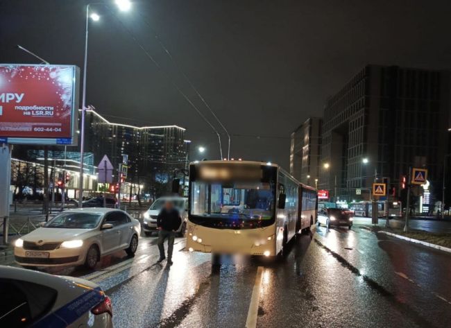 Петербурженка перебегала дорогу с дочерью и угодила под автобус  ДТП произошло минувшим вечером на..