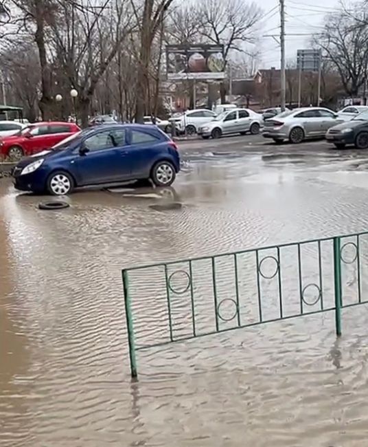 💦 Прорыв на Шолохова перед кольцом. Судя по всему, район останется без воды  ⚠ВНИМАНИЕ!..