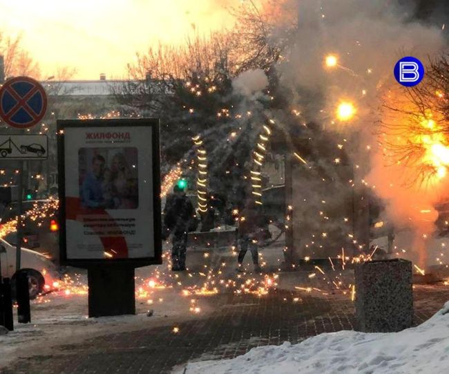 Опасный запуск на тротуаре  Неизвестная девушка подожгла пиротехнику прямо на тротуаре в Новосибирске...