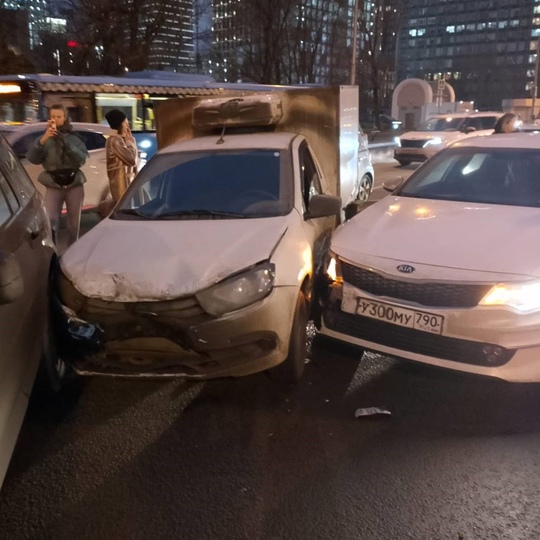 На Ленинградском проспекте, неподалеку от Петровского парка, массовое ДТП: столкнулись автобус и 16..