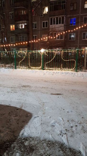 вот такая красота на Южном шоссе💙 
Жители самого красивого двора в городе снова украсили свой двор к Новому..