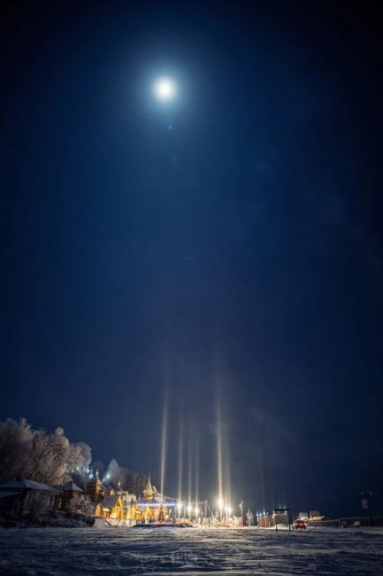 ✨Сегодня ночью в небе над Нижегородской областью можно было увидеть световые столбы. 
Кто тоже видит эту..