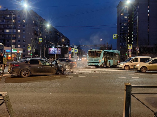 Автомобиль KIA на высокой скорости врезался в лазурный автобус на перекрёстке Веры Слуцкой и Заводского в..