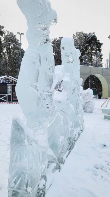 💙Только посмотрите, какая красота! В Дзержинске строят ледовый городок  В парке «Утиное озеро» для местных..