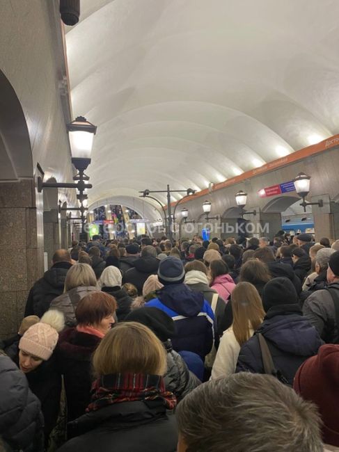 Второй день в Питере пробки как на дорогах, так и в метро 
Переход со станции Достоевская на..