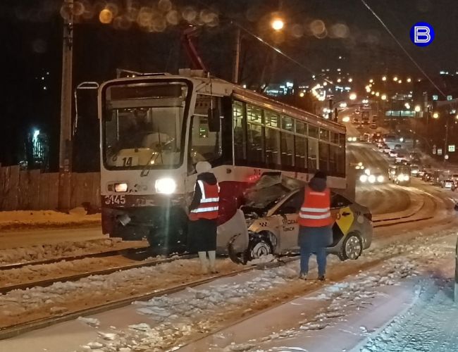 Без тормозов  В Новосибирске летящий трамвай № 14 снёс два автомобиля. ДТП произошло вечером 3 декабря на..