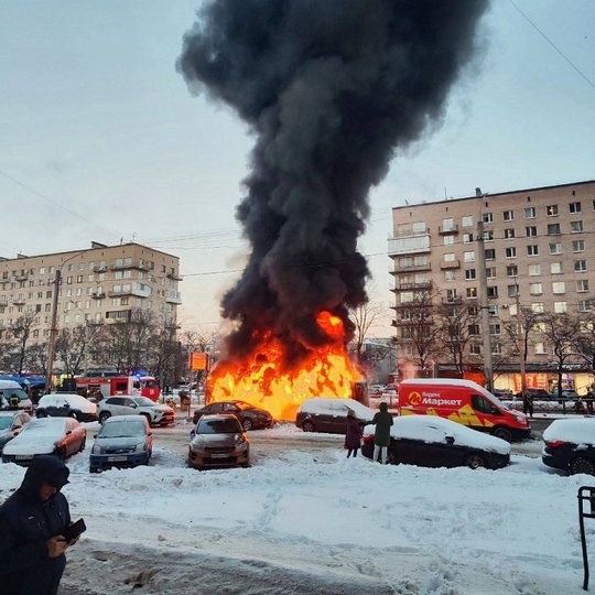 🔥Лазурный автобус сгорел целиком на Ленинском проспекте.  Предварительно, из-за горящего автобуса..