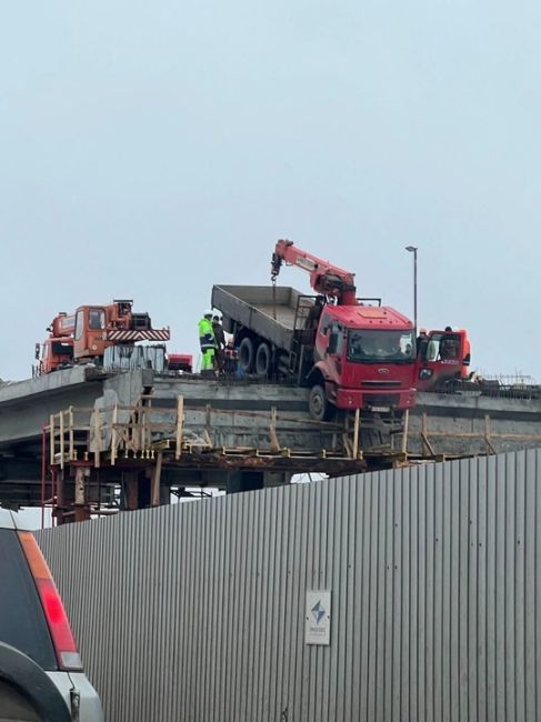 🗣Грузовик чуть не улетел со строящегося моста в..