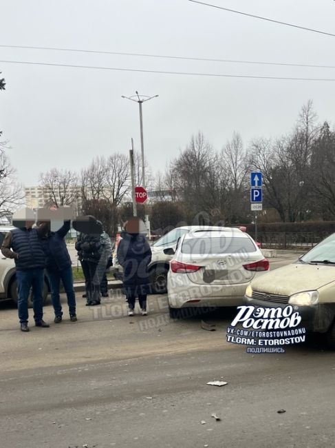 🚨 МАССОВОЕ ДТП с 6 авто на Береговой. 
Водитель Акцента совершал обгон по встречке и врезался в легковушку,..