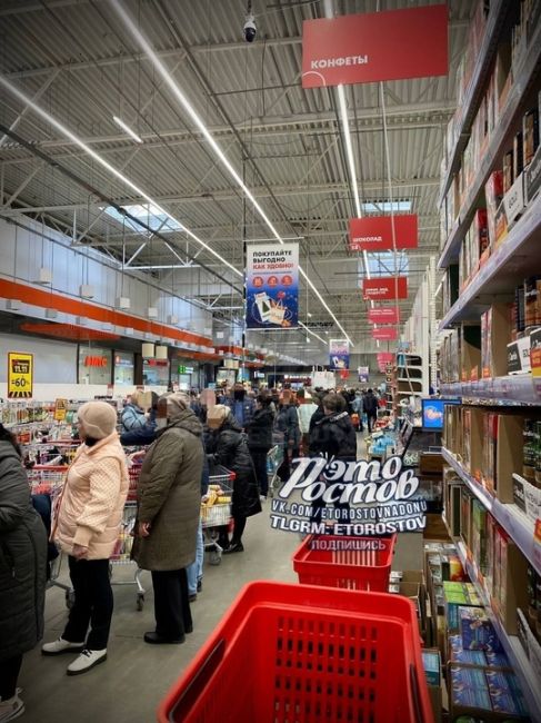 🛍 Шёл второй день массовых закупок в гипермаркетах. Люди готовы стоять в очередях по..