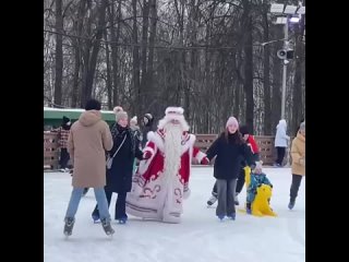 💙Дедушка Мороз тоже решил покататься на коньках в парке..