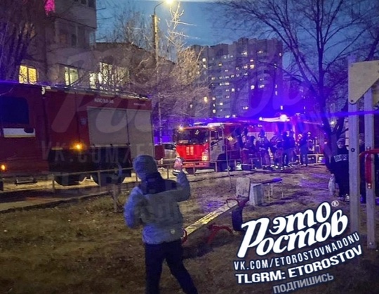 🔥🚒 Пожар в доме на Орбитальной, 84. На месте несколько пожарных, скорая и полиция. Уточняем..