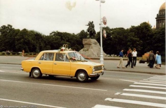 Глядя на фото нашего города в 1980-х, так и напрашиваются параллели с нынешним временем. Все помнят, чем..