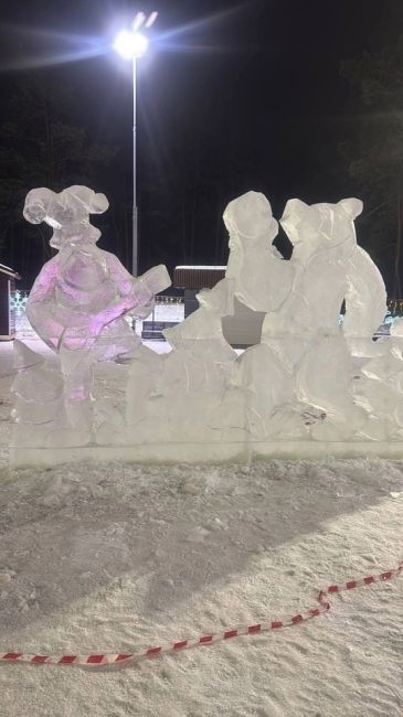 💙Только посмотрите, какая красота! В Дзержинске строят ледовый городок  В парке «Утиное озеро» для местных..