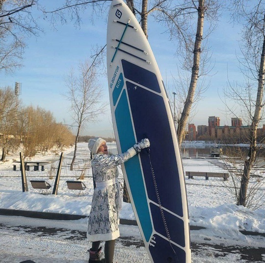 Новогодний заплыв на сапах устроили в Красноярске.  Деды морозы и снегурочки высадились у маяка на..