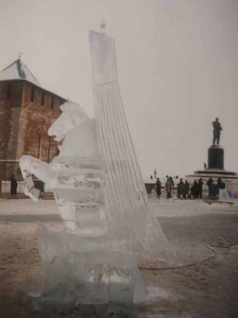 💙В 2000-х годах на площади Минина зимой появился ледяной городок 
А вы..