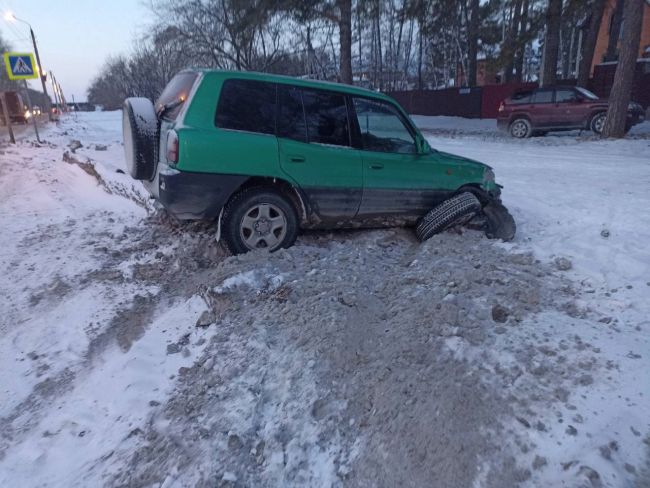 В Бердске пьяный водитель Toyota RAV4 врезался в столб и зацепив попутный авто, улетел на обочину  По словам..