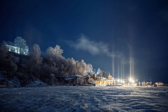 ✨Сегодня ночью в небе над Нижегородской областью можно было увидеть световые столбы. 
Кто тоже видит эту..