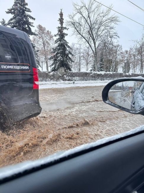 В Самаре затопило дорогу по набережной на пересечении улиц Льва Толстого и Максима..