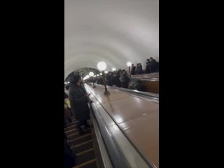 😳 Мужчина мощно полетел вниз эскалатора в метро Петербурга  Перед этим он очень настойчиво просил другого..