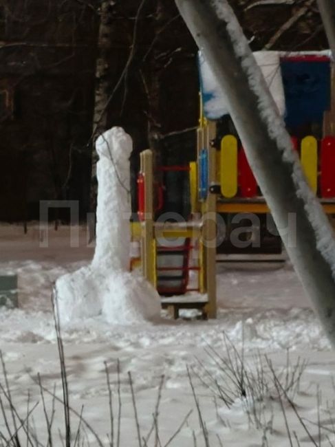 ⛄️ Снеговика в виде башни на холмах заметили в..