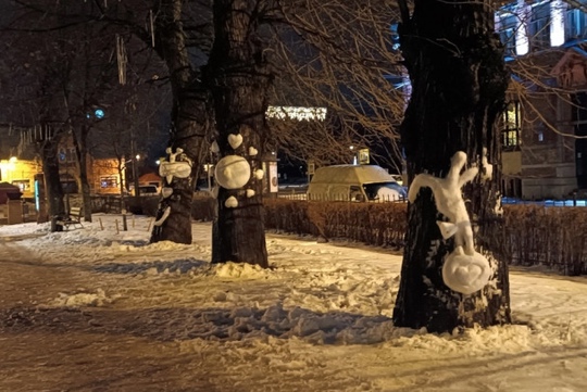 Жители Ленобласти креативно подходят к созданию снеговиков. Такие причудливые творения появились там на..