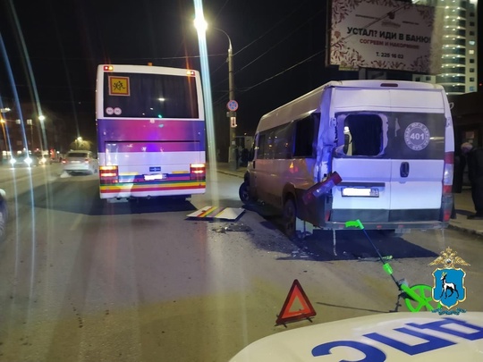 В Самаре автобус на скорости врезался в маршрутку на ул. Авроры  Согласно данным госавтоинспекторов..